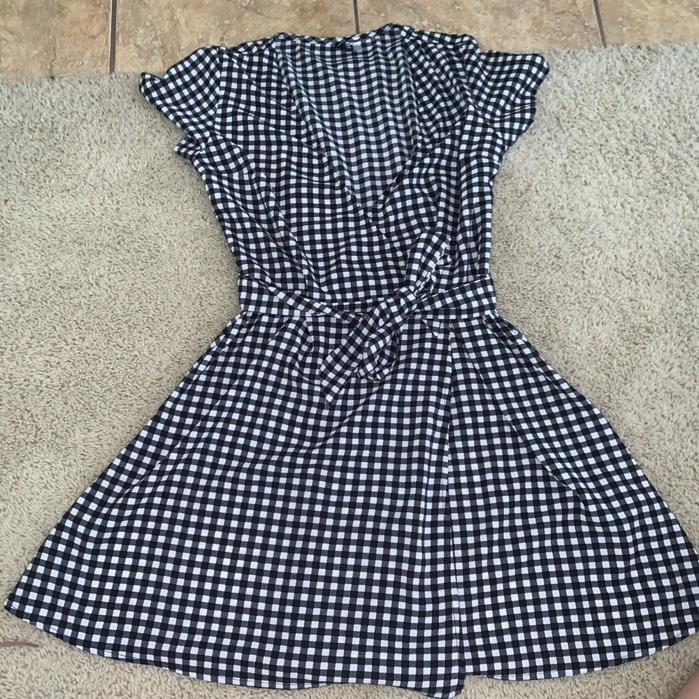 Divided checkered button and tie dress